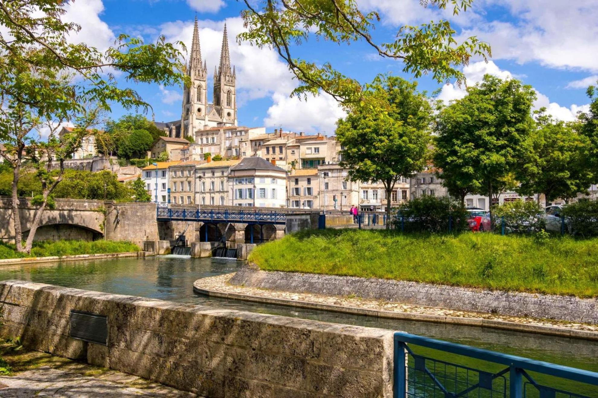 Appartement Lumineux, Wi-Fi Et Parking Prive Niort Buitenkant foto